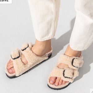 Papillio Arizona Big Buckle Shearling
Shearling
$180 size 36 new
Teddy Eggshell